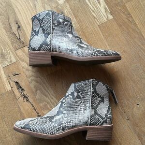 Dolce Vita Tavin snakeskin ankle boots 9.5